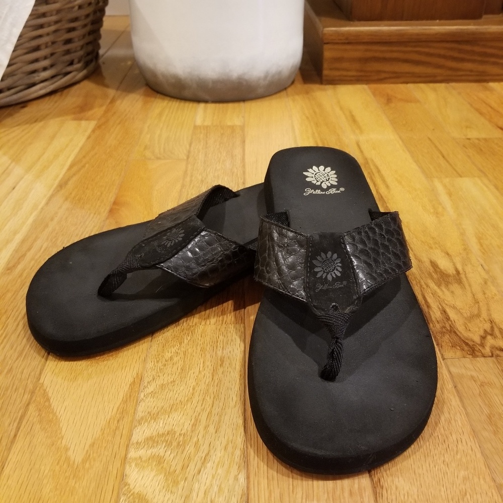 Yellow Box black leather flip flops